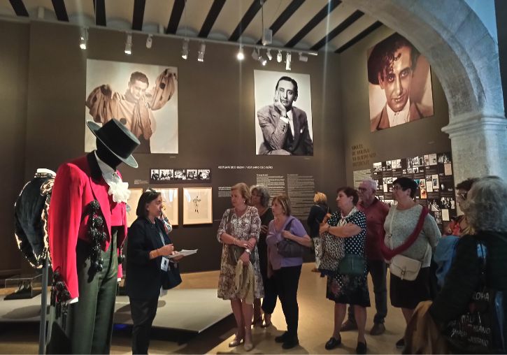 Grup visitant l'exposició Miguel de Molina - imatge 0
